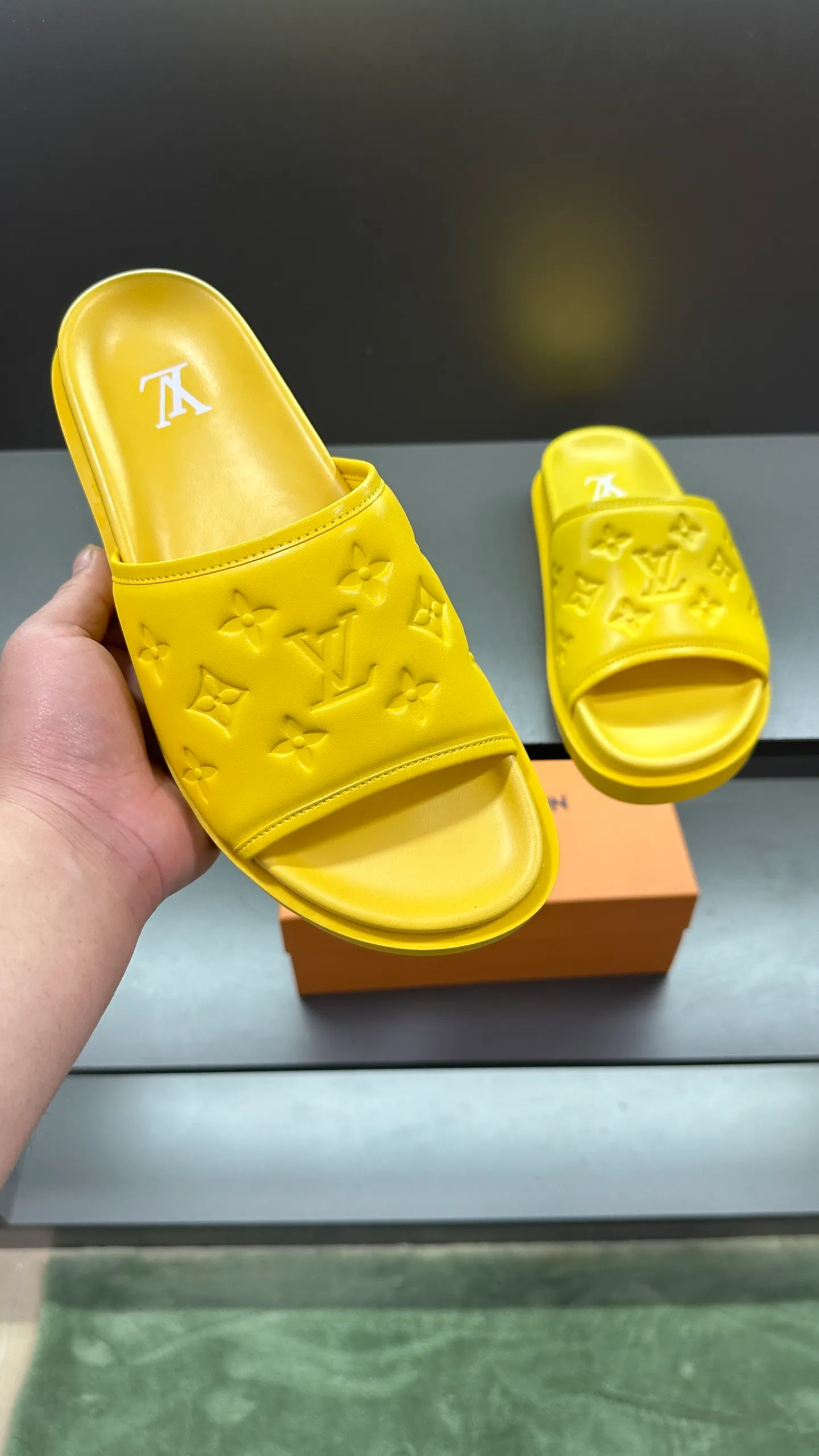 [L Home] P: 300💰Size: 38-45 Top purchasing lv men's summer slippers, classic presbyopia with soft real leather lining, unique color splicing effect, distinctive personality, fashionable and trendy essential style, light and comfortable. Lightweight and tough rubber insole, micro ridged foam outsole, super comfortable!